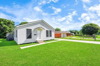112 Bowie St in Baytown, TX - Building Photo - Building Photo