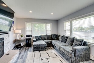 811 N River Rd in McHenry, IL - Building Photo
