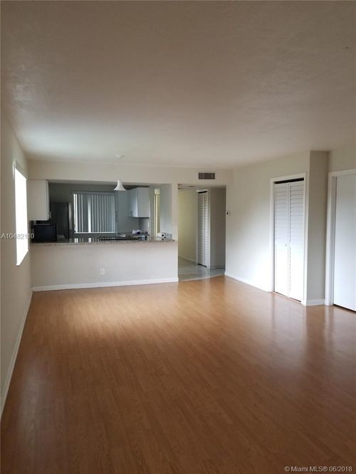 325 Lakeview Dr-Unit -20D in Weston, FL - Building Photo