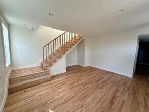 2606 Larkins Way in Pittsburgh, PA - Foto de edificio - Building Photo