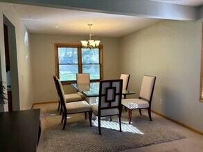 16842 Hanover Ln in Eden Prairie, MN - Foto de edificio - Building Photo