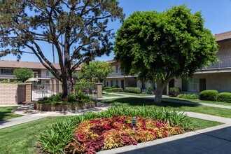 La Paz Apartments in Fountain Valley, CA - Building Photo - Building Photo