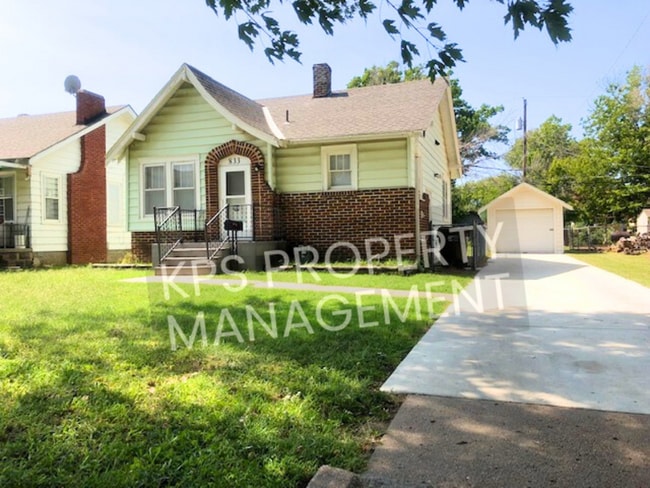 property at 833 S Green St