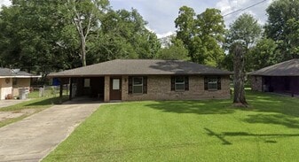 4587 Yvonne Dr in Baker, LA - Building Photo