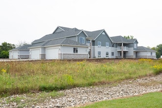 Sherwood Manor VIII in Jackson, WI - Foto de edificio - Building Photo