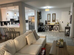 2201 Brickell Ave, Unit 902 in Miami, FL - Building Photo - Building Photo