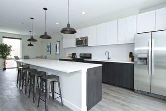 4027 N Broadway-Unit -601 in Chicago, IL - Building Photo - Building Photo