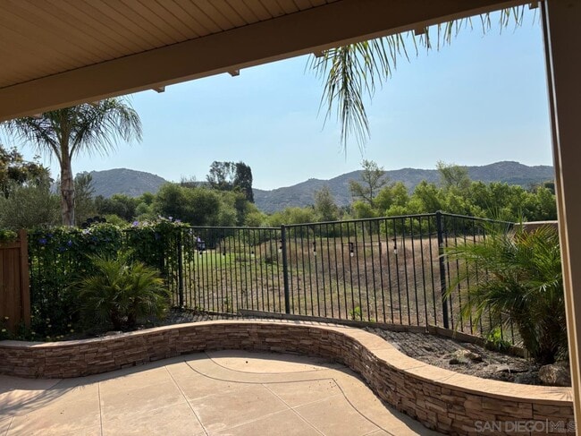 property at 2476 Fallbrook Pl
