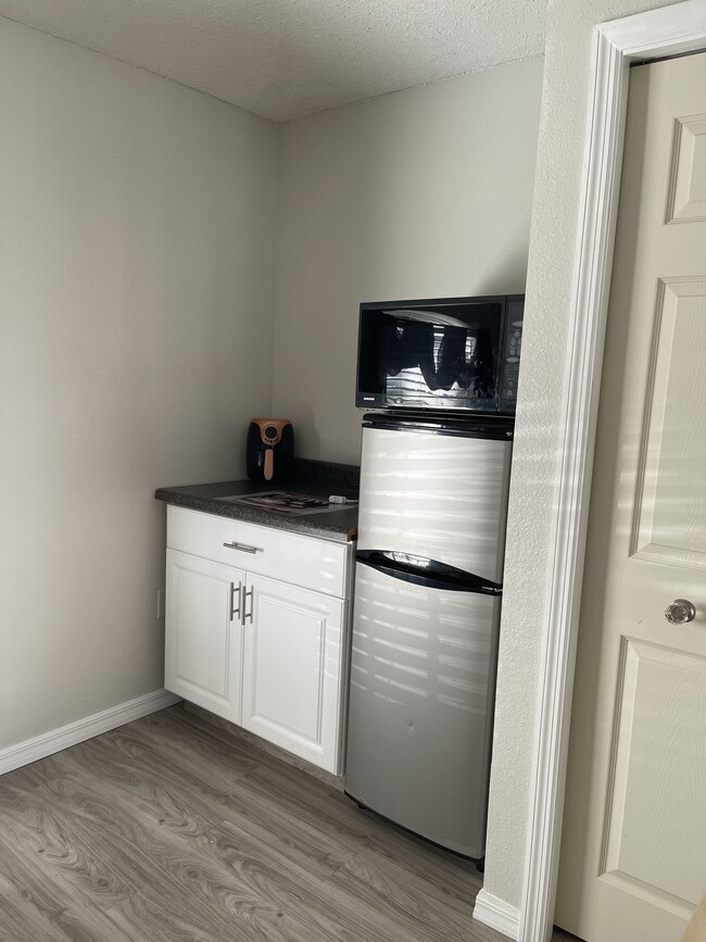 1061 Jaybee Ave, Unit Efficiency Apartment in Davenport, FL - Foto de edificio - Building Photo