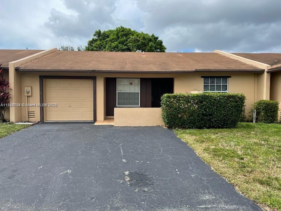 9601 W Heather Ln in Miramar, FL - Building Photo