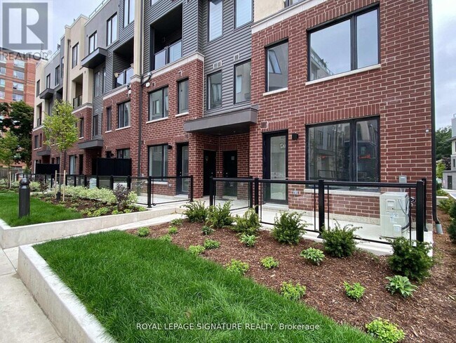 3566 Colonial Dr in Mississauga, ON - Building Photo - Building Photo