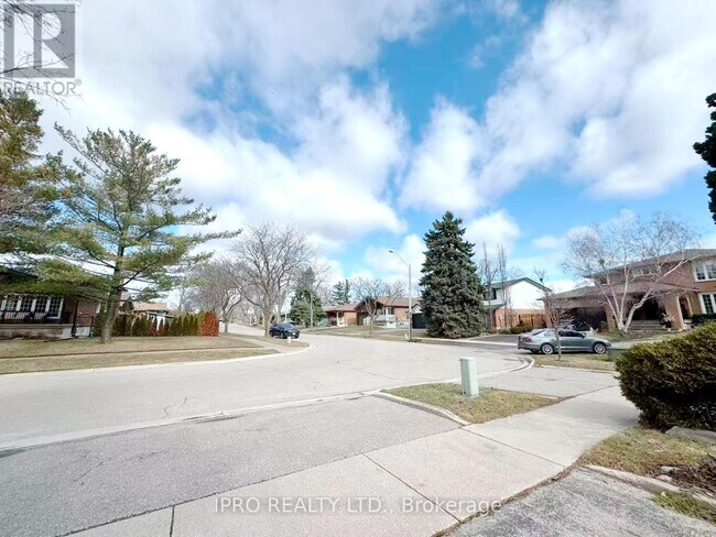 2317 Nikanna Rd in Mississauga, ON - Building Photo - Building Photo