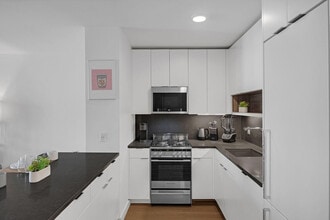 70 W 37th St in New York, NY - Building Photo - Building Photo
