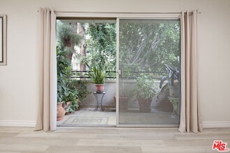 6708 Hillpark Dr in Los Angeles, CA - Building Photo - Building Photo