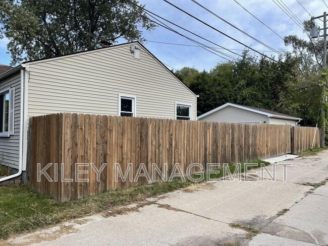 23028 Pilgrim Ave in Hazel Park, MI - Building Photo - Building Photo