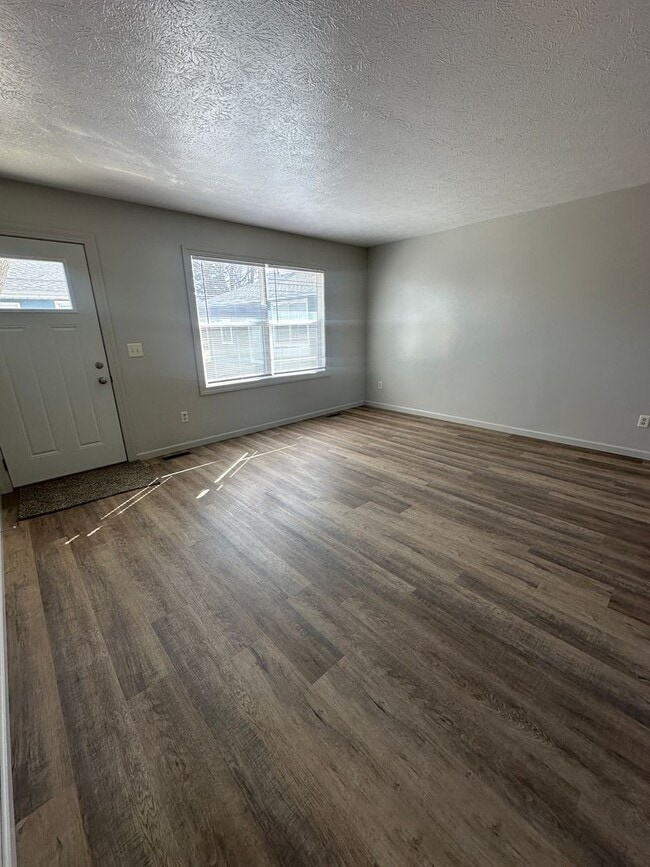 105 E Baltimore St in Syracuse, IN - Building Photo - Building Photo