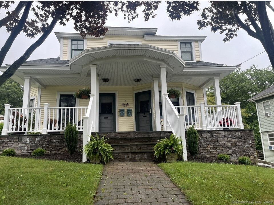 57 Liberty St in Stonington, CT - Building Photo