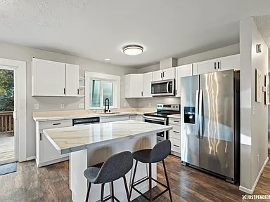 8120 Medellin Cir in Anchorage, AK - Foto de edificio - Building Photo