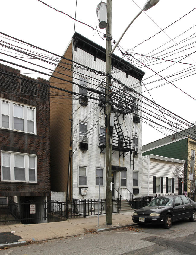 165 Hopkins Ave in Jersey City, NJ - Building Photo - Building Photo