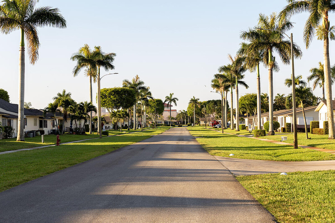 2920 Ashley Dr E in West Palm Beach, FL - Building Photo