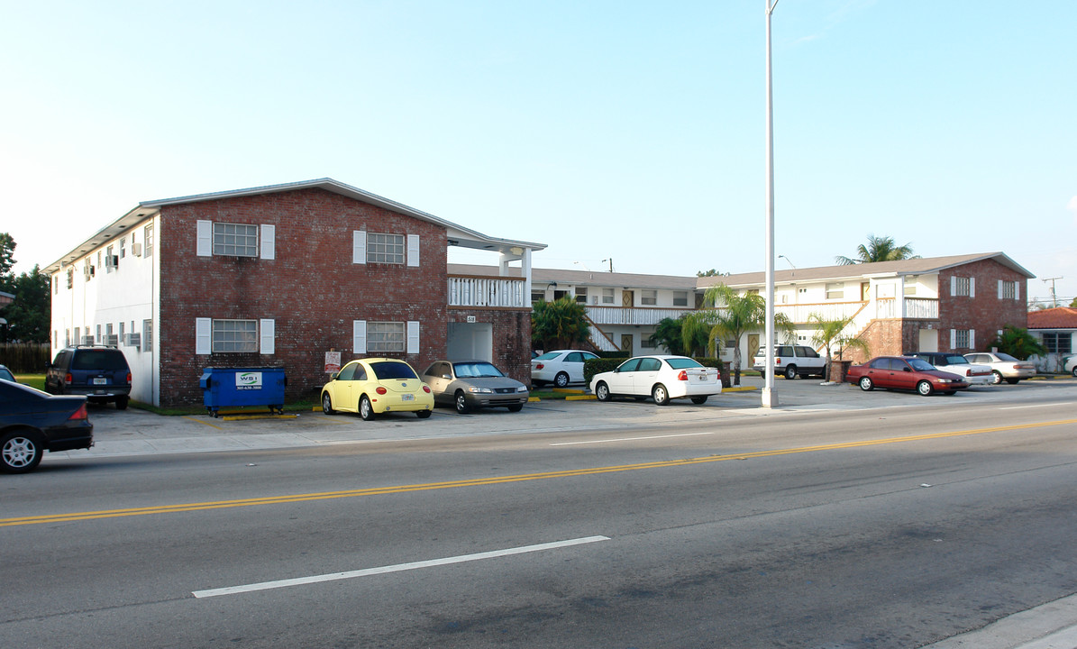 Linda Court in Hialeah, FL - Building Photo