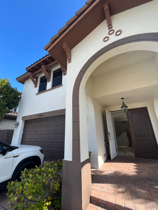 10376 NW 70th Ln in Doral, FL - Building Photo