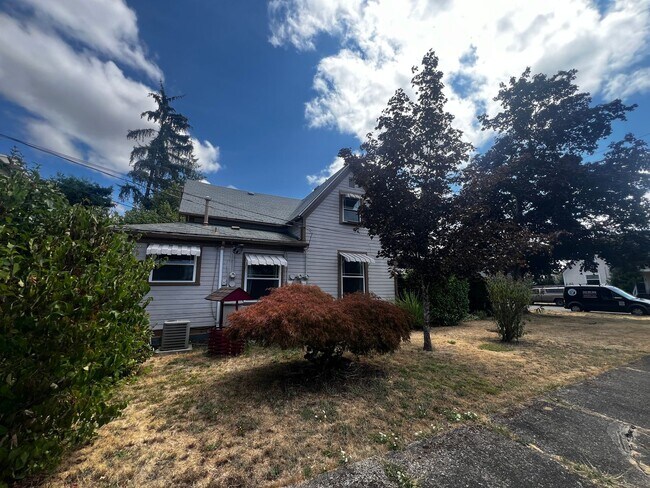 840 Birch Ave in Cottage Grove, OR - Building Photo - Building Photo