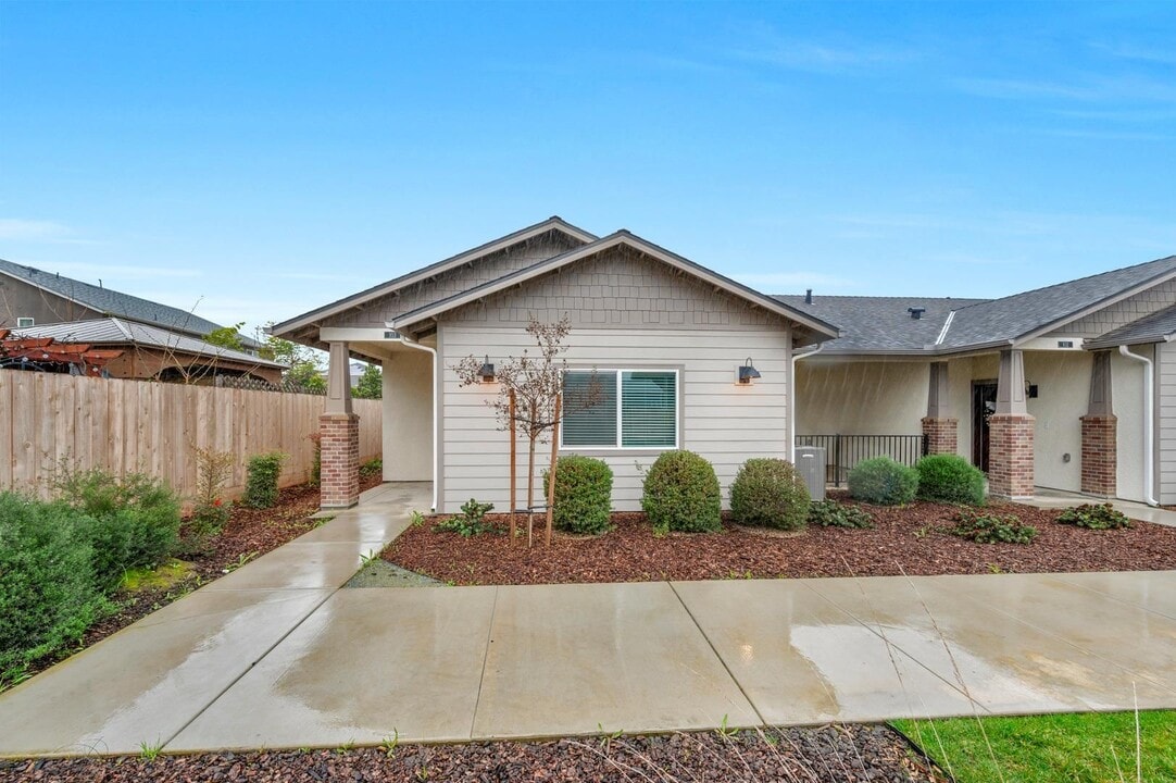 519 S Summit St in Visalia, CA - Building Photo