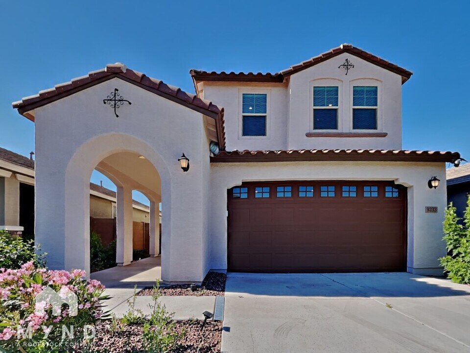 9233 W Roma Ave in Phoenix, AZ - Foto de edificio