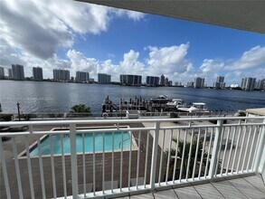 18000 N Bay Rd, Unit 204 in Sunny Isles Beach, FL - Foto de edificio - Building Photo