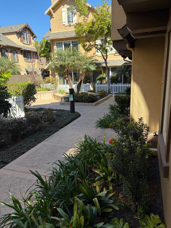 345 Kellogg Way in Goleta, CA - Foto de edificio - Building Photo