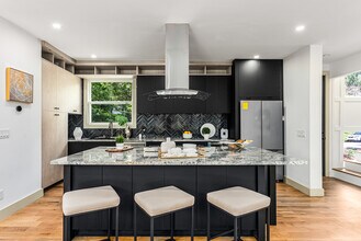 335 Eureka Dr NE in Atlanta, GA - Building Photo - Building Photo