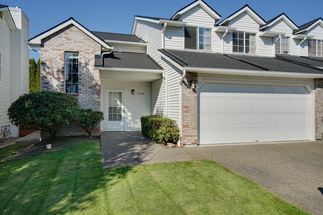 9246 S 240th Pl in Kent, WA - Building Photo