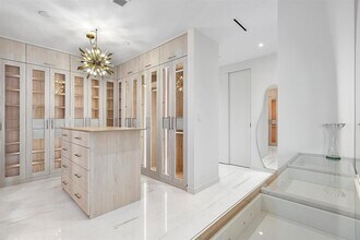 300 Biscayne Boulevard Way, Unit 1604 in Miami, FL - Building Photo - Building Photo