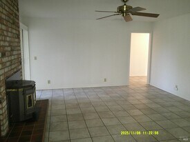 390 S Almond St in Dixon, CA - Building Photo