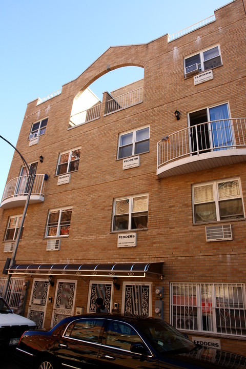 4169-4171 Summit Ct in Flushing, NY - Foto de edificio