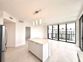 1910 NW 1st Pl, Unit B20 in Miami, FL - Building Photo - Building Photo