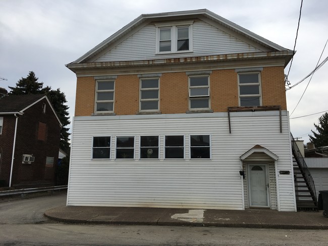 108 Auriles Street in Duquesne, PA - Foto de edificio - Building Photo