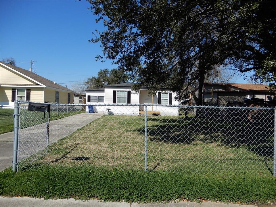 320 17th St N in Texas City, TX - Building Photo