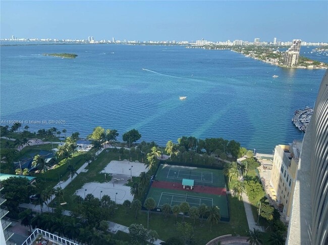 1750 N Bayshore Dr in Miami, FL - Building Photo - Building Photo
