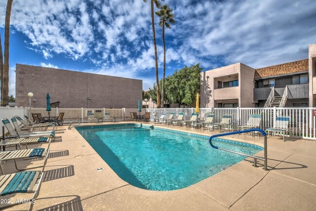 property at 886 W Galveston St