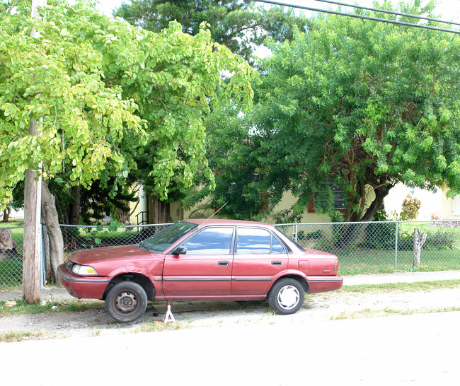 1221 NE 110th Ter in Miami, FL - Foto de edificio - Building Photo