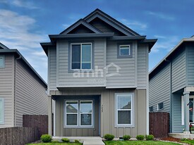 7029 S 11th St in Ridgefield, WA - Building Photo