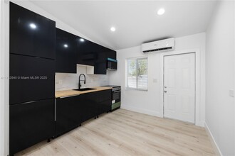 16204 NE 18th Ct in North Miami Beach, FL - Foto de edificio - Building Photo