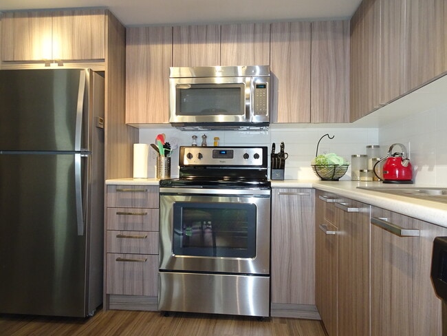 883 Academy Way in Kelowna, BC - Building Photo - Building Photo