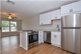 423 SE Parkway Dr in Stuart, FL - Foto de edificio - Building Photo