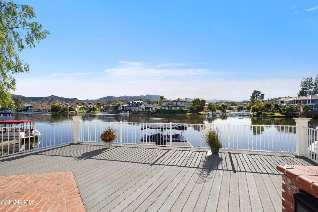 32136 Beachfront Ln in Westlake Village, CA - Building Photo