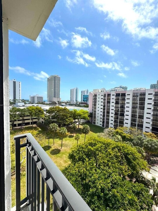 17011 N Bay Rd, Unit 814 in Sunny Isles Beach, FL - Building Photo