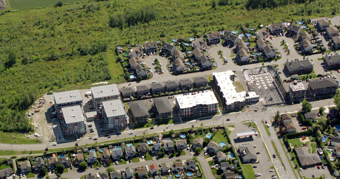 Le Centro in St-Constant, QC - Building Photo