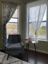 1067 W Argyle St, Unit 2F in Chicago, IL - Building Photo - Building Photo